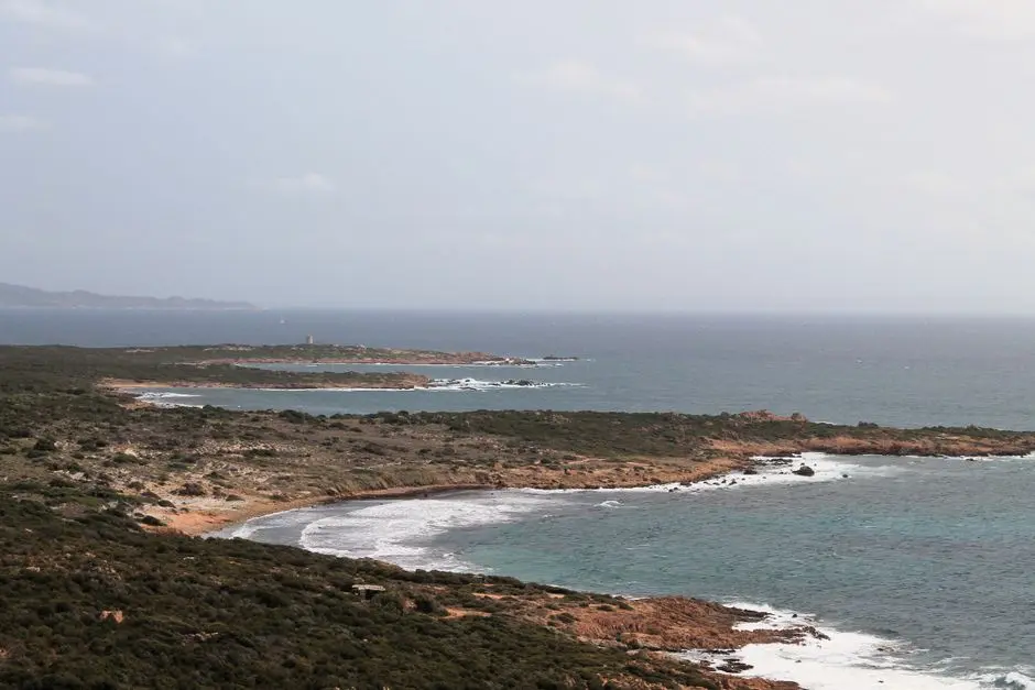 Pemandangan Pantai Tanjung Kalian dengan mercusuar